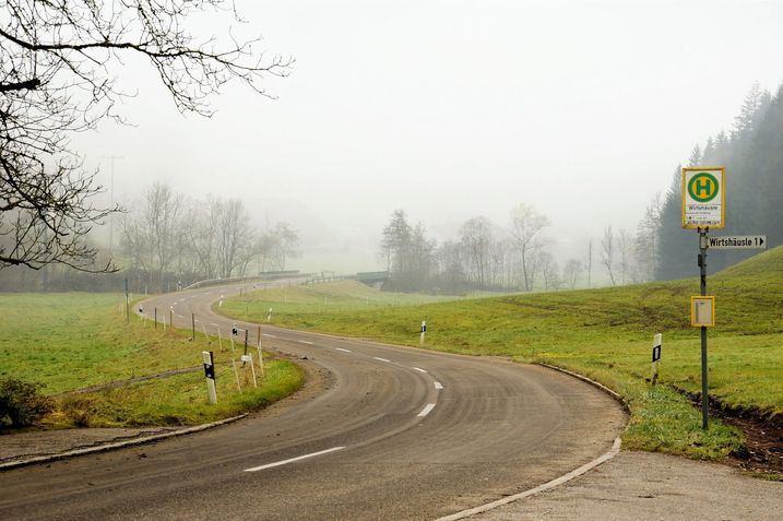Kein Anschluss? Der BN setzte sich 2019 für eine Verbesserung des ÖPNV ein, auch und gerade auf dem Land. Dies würde auch den Bedarf an Straßenbauprojekten minimieren (Foto: beatuerk - stock.adobe.com)