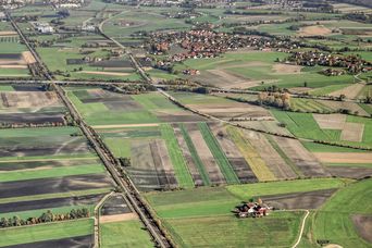Flächenfraß: Der anhaltend hohe Flächenverbrauch in Bayern wie hier bei Landshut an der A 92 ist für den BN Anlass zu großer Sorge (Foto: Klaus Leidorf)