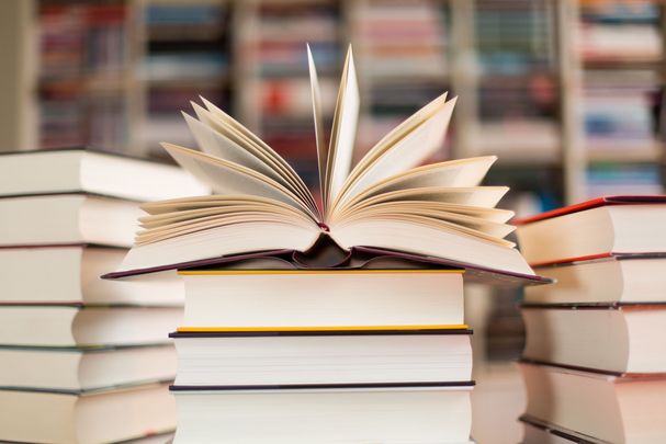Ein aufgeschlagener Bücherstapel: Veröffentlichung im Fachbuch Lernwelten verstehen (Foto: kara/stock.adobe.com) Ein aufgeschlagener Bücherstapel: Veröffentlichung im Fachbuch Lernwelten verstehen (Foto: kara/stock.adobe.com)