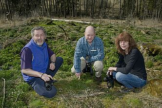 Die Betreuer des BN-Projekts „Löffelkraut & Co.“: (v.li.) Peter Harsch, German Weber und Gabriela Schneider (Foto: Thomas Stephan) Quellschutz in Bayern - Aktiv für „Löffelkraut & Co.“ (v.li.) Peter Harsch, German Weber und Gabriela Schneider (Foto: Thomas Stephan).