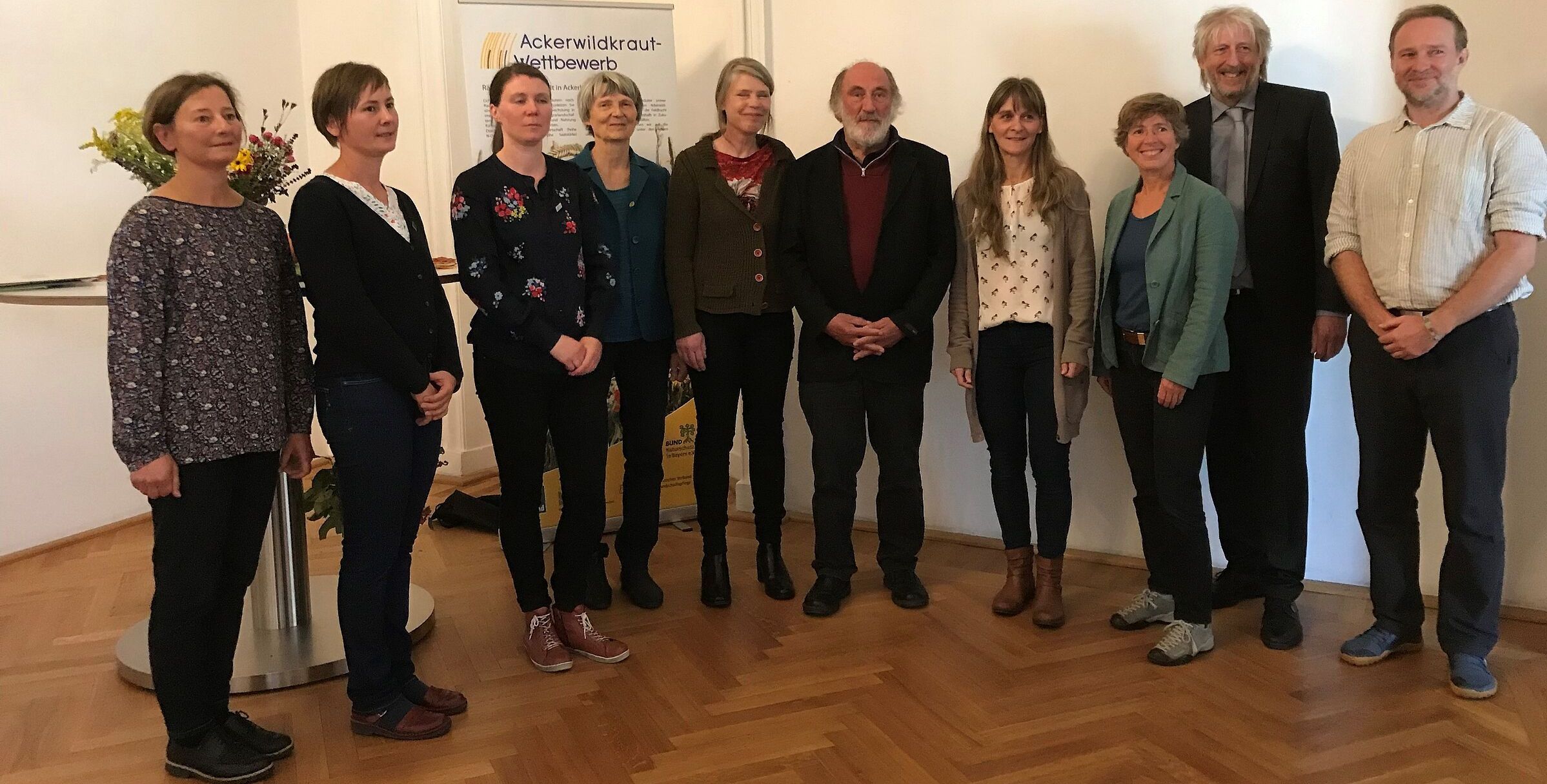 Die Preisträger und Veranstalter des Ackerwildkrautwettbewerbs 2022 aufgereiht für ein Foto (Foto: BN)
