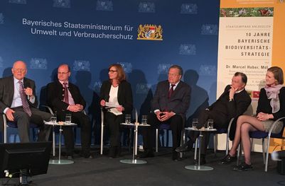 Diskussionsrunde anlässlich "10 Jahre Biodivesitätsstrategie": im Bild v.l. Ludwig Sothmann (LBV), Norbert Schäffer (LBV), die Moderatorin, Hubert Weiger (BN), Einhard Bezzel (ehem. Vogelwarte Garmisch), Frau Arndt (Botschafterin Biodiesel).