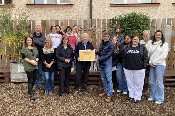 Übergabe des Naturschutzpreises des Naturschutzbeirats an die Scharrerschule (Foto: Kerstin Huber/Umweltamt/Stadt Nürnberg) Übergabe des Naturschutzpreises des Naturschutzbeirats an die Scharrerschule