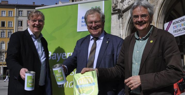 Landesgeschäftsführer Peter Rottner, Ehrenvorsitzender Hubert Weiger und Vorsitzender Richard Mergner sammeln in München Spenden für die Natur.