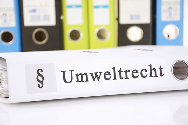 Foto: Marco2811/stock.adobe.com Ein dicker Aktenordner mit der Aufschrift "Umweltrecht" und Paragraphenzeichen (Foto: Marco2811/stock.adobe.com)