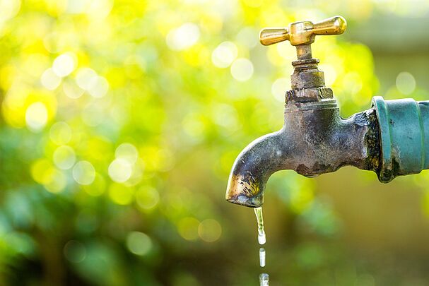 Ein tropfender Wasserhahn: Es gibt viele Möglichkeiten zum Wassersparen im Haushalt. (Foto: noname3132/fotolia.com)