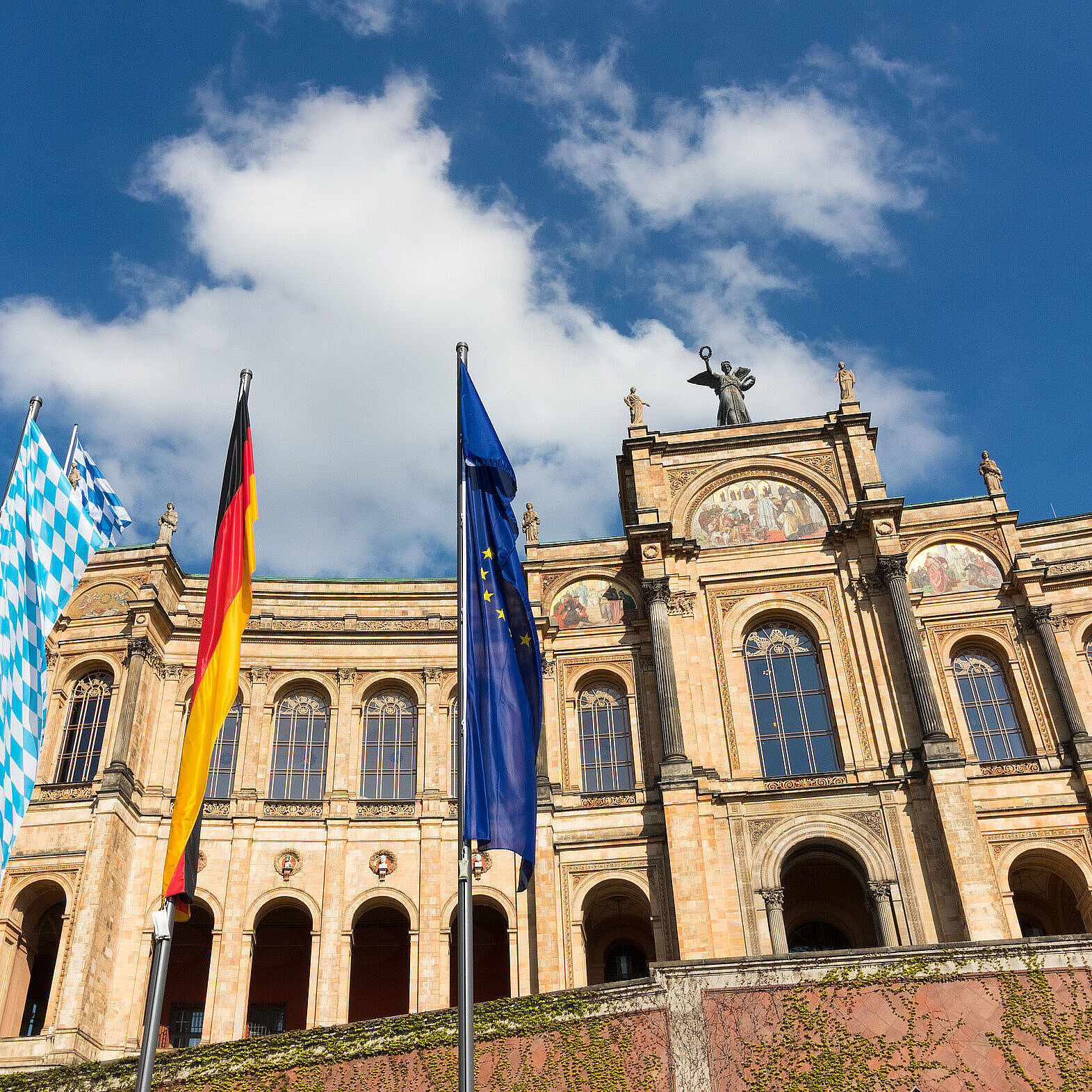 Umweltpolitik wird nicht nur in den Parlamenten – hier das Maximilianeum in München – gemacht (Foto: Christian Schwier/stock.adobe.com)