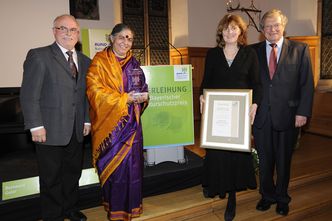 Im Bild von links: Sebastian Schönauer (stellvertretender BN-Vorsitzender), Vandana Shiva, Doris Tropper (stellvertretende BN-Vorsitzende), Hubert Weiger (BN-Vorsitzender)