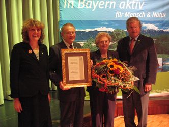 Im Bild: Stellvertretende BN-Vorsitzende Doris Tropper, Percy Schmeiser, Louise Schmeiser, BN-Vorsitzender Hubert Weiger