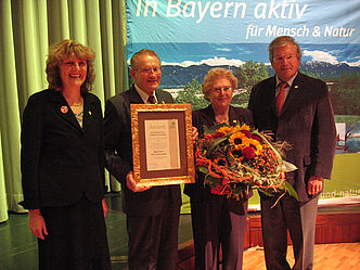 Im Bild: Stellvertretende BN-Vorsitzende Doris Tropper, Percy Schmeiser, Louise Schmeiser, BN-Vorsitzender Hubert Weiger