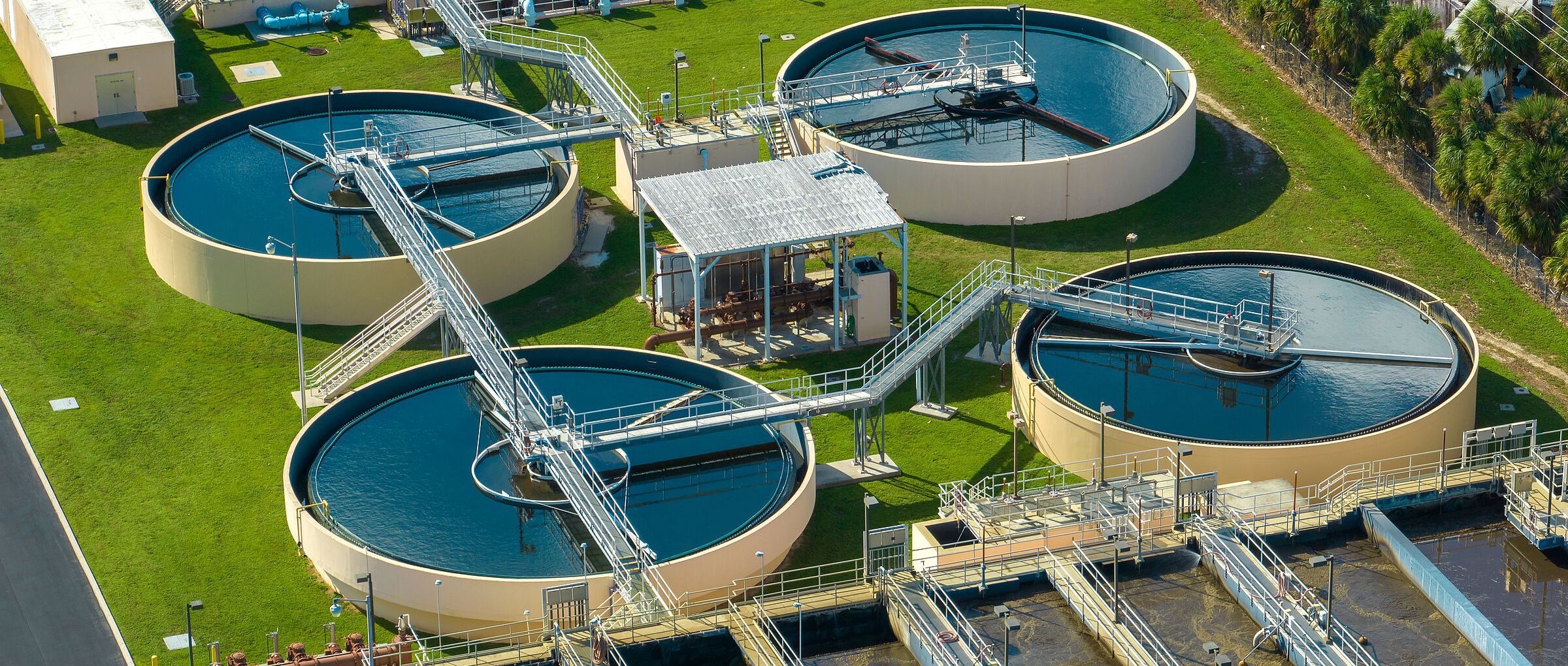 Luftaufnahme von verschiedenen Klärbecken (Foto: bilanol/stock.adobe.com) Abwasser in Bayern gelangt meist in kommunale Kläranlagen: hier eine Luftaufnahme von vier Klärbecken (Foto: bilanol/stock.adobe.com)