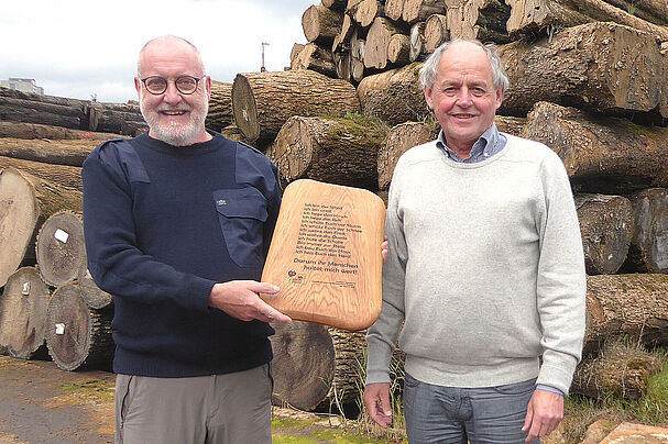 Erwin Scheiner übergibt eine Holztafel als Dankeschön an Fritz Kohl vom gleichnamigen Furnierwerk für seine Holzspenden. Foto Monika Scheiner