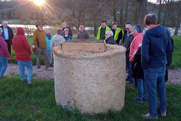 Die OG präsentiert in den LG das Projekt Verwertung von Straßenbegleitgrün durch die Bepflanzung von Rundballen, Foto Bernhard Bröstler