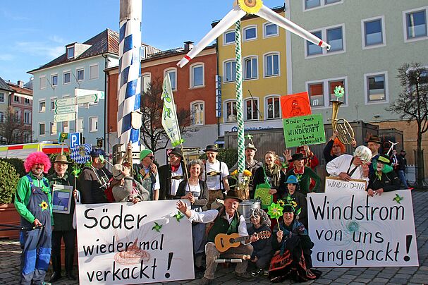 Foto: Claudia Lahr Fußgruppe mit Gaudi-Windrad und Plakaten
