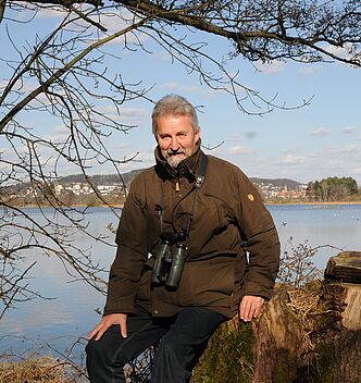 Rund 700 Stunden pro Jahr ist er ehrenamtlich für den Naturschutz unterwegs: Peter Zach vor dem Großen Rötelseeweiher. (Foto: privat)