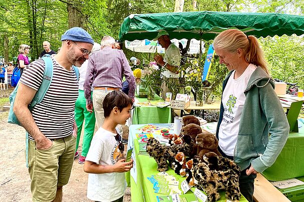 Die Kuscheltiere stoßen auf Interesse (Foto: Hiltrud Gödelmann) Die Kuscheltiere stoßen auf Interesse