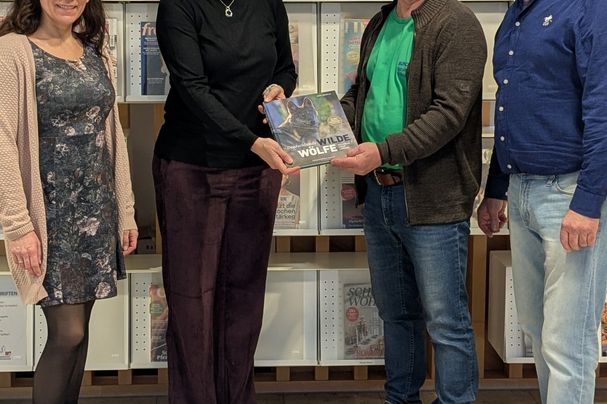 Im Bild von Links: Daniela Heidenfelder und Susanne Wunderlich von der Stadtbibliothek, Joachim Hörnig und Bernhard Bröstler vom BUND Naturschutz Marktheidenfeld, Foto Conni Schlosser