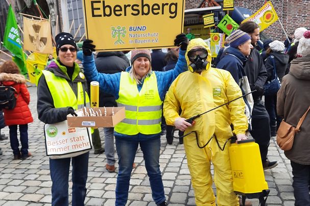 11.02.2023-Countdown für Isar 2-v.li. Rosi Reindl, Regina Wegemann, Foto: BUND Naturschutz Ebersberg 