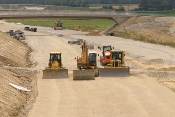 Planierraupen und Bagger auf einem Abschnitt neu erschlossener Straße mitten auf dem Feld (Foto: BN-Archiv)