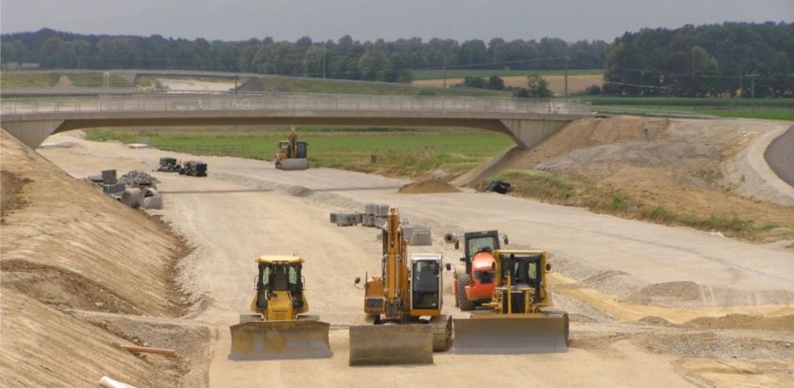 Straßenbau Bayern: Weiterhin werden zahlreiche neue Straßen mitten in die Landschaft gebaut (Foto: BN-Archiv) Straßenbau in Bayern: Planierraupen und Bagger auf einem Abschnitt neu erschlossener Straße mitten auf dem Feld (Foto: BN-Archiv)