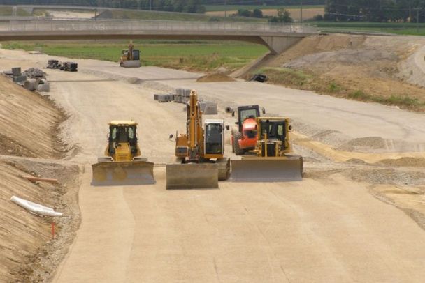 Planierraupen und Bagger auf einem Abschnitt neu erschlossener Straße mitten auf dem Feld (Foto: BN-Archiv)