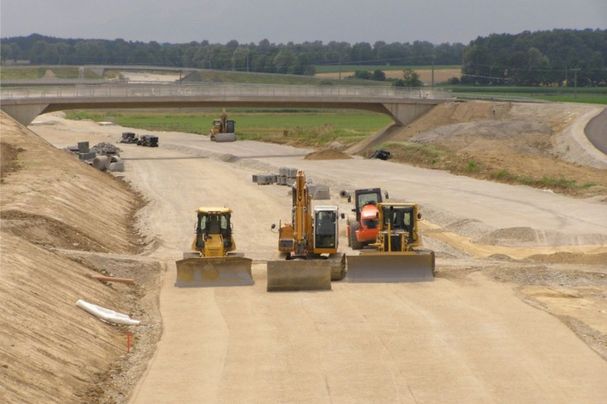 Planierraupen und Bagger auf einem Abschnitt neu erschlossener Straße mitten auf dem Feld (Foto: BN-Archiv)