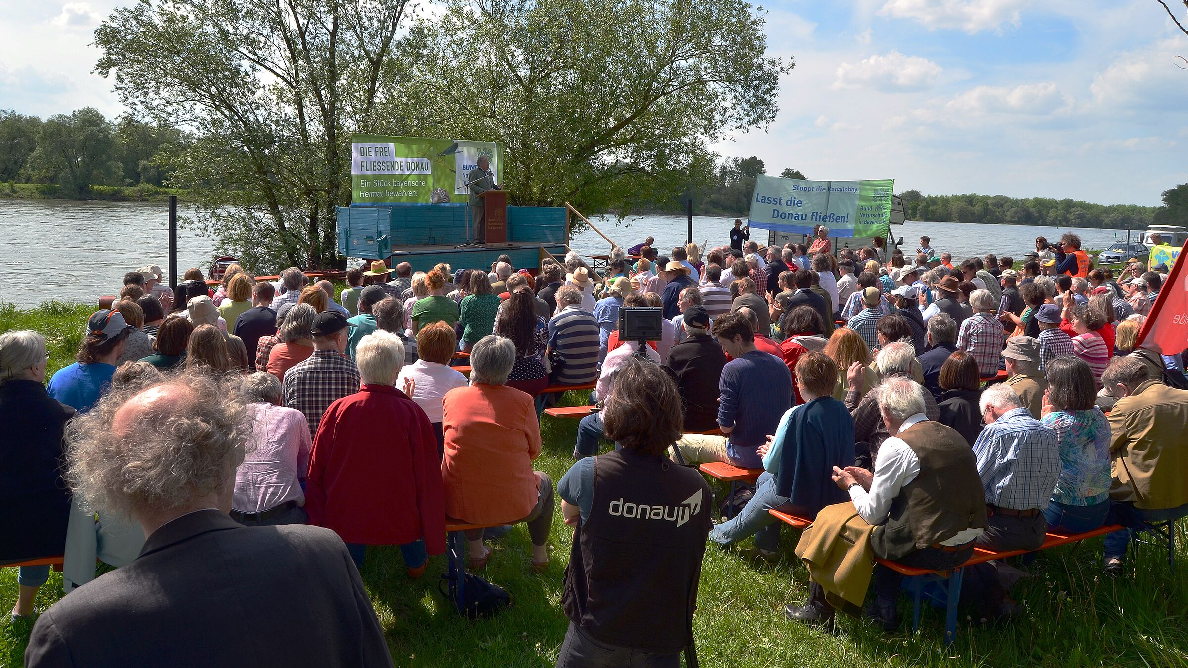 Seit den 1990er-Jahren setzt sich der BN umweltpolitisch für die freifließende Donau ein. Auch die Donaufeste (im Bild Vortrag am Ufer 2015) sind ein Teil der Umweltpolitik, weil sie Menschen mobilisieren. (Foto: Holger Lieber)