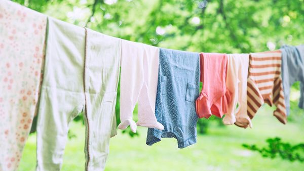 Waschmaschine im Eco-Programm und bei niedrigen Temperaturen laufen lassen, Wäsche anschließend an der Luft trocknen - das spart viel Energie. (Foto: nataliaderiabina/stock.adobe.com) Strom und Wasser sparen beim Wäschewaschen: Wäsche hängt an einer Wäscheleine im Freien.