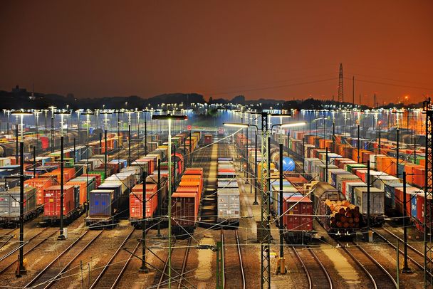 Rangierbahnhof mit Güterzügen bei Nacht (Bild: Marco2811 - stock.adobe.com) Rangierbahnhof mit Güterzügen bei Nacht (Bild: Marco2811 - stock.adobe.com)