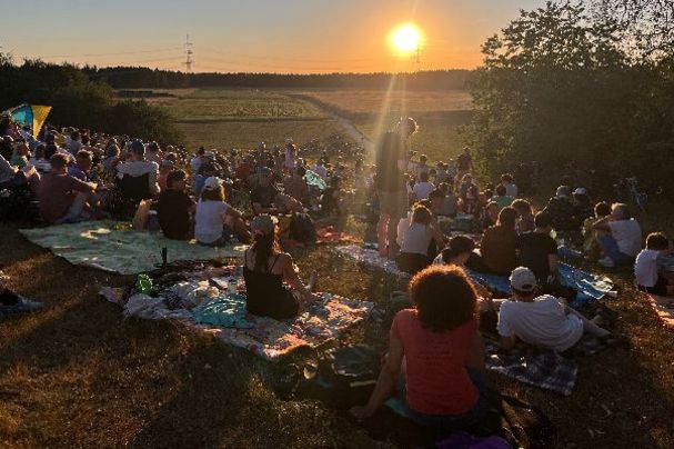 BN OG Zorneding lud zum SoFi Picknick auf dem Rodelhügel Ingelsberg eine