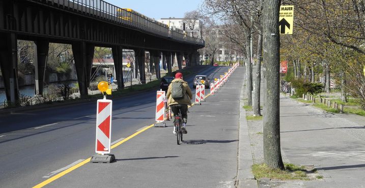 Zeitweise verbreiterte Fahrradspur in Berlin (Foto: ADFC).