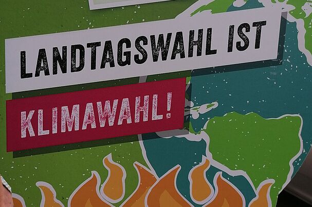 Handpapppe mit Piktogramm Erde in Flammen