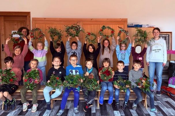 Kindergruppe bastelt herbstliche Kränze aus Naturmaterialien Foto von Familie Knye
