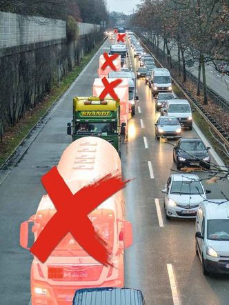Stau auf dem Frankenschnellweg (Foto: Hans Luntz) Auf dem Frankenschnellweg in Nürnberg staut sich der Verkehr, die rechte Spur wird von Lastwagen dominiert, von denen jeder zweite in der Fotomontage mit einem roten Kreuz durchgestrichen ist: Lösungen müssen das Fahrzeugaufkommen insgesamt verringern, freie Fahrt darf nicht zu mehr Verkehr führen. (Foto: Hans Luntz)