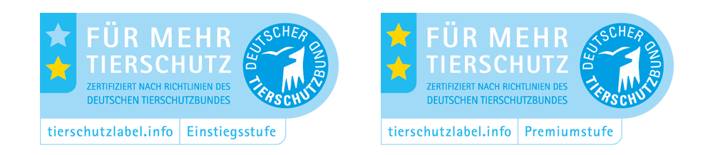 Siegel der Einstiegs- und der Premiumstufe des Tierwohl-Labels Links ist das Siegel der Einstiegsstufe, rechts der Premiumstufe des Tierwohl-Labels zu sehen. Beide SIegel sind hellblau, die Einstiegsstufe zeigt einen gelben Stern, die Premiumstufe hat zwei gelbe Sterne.