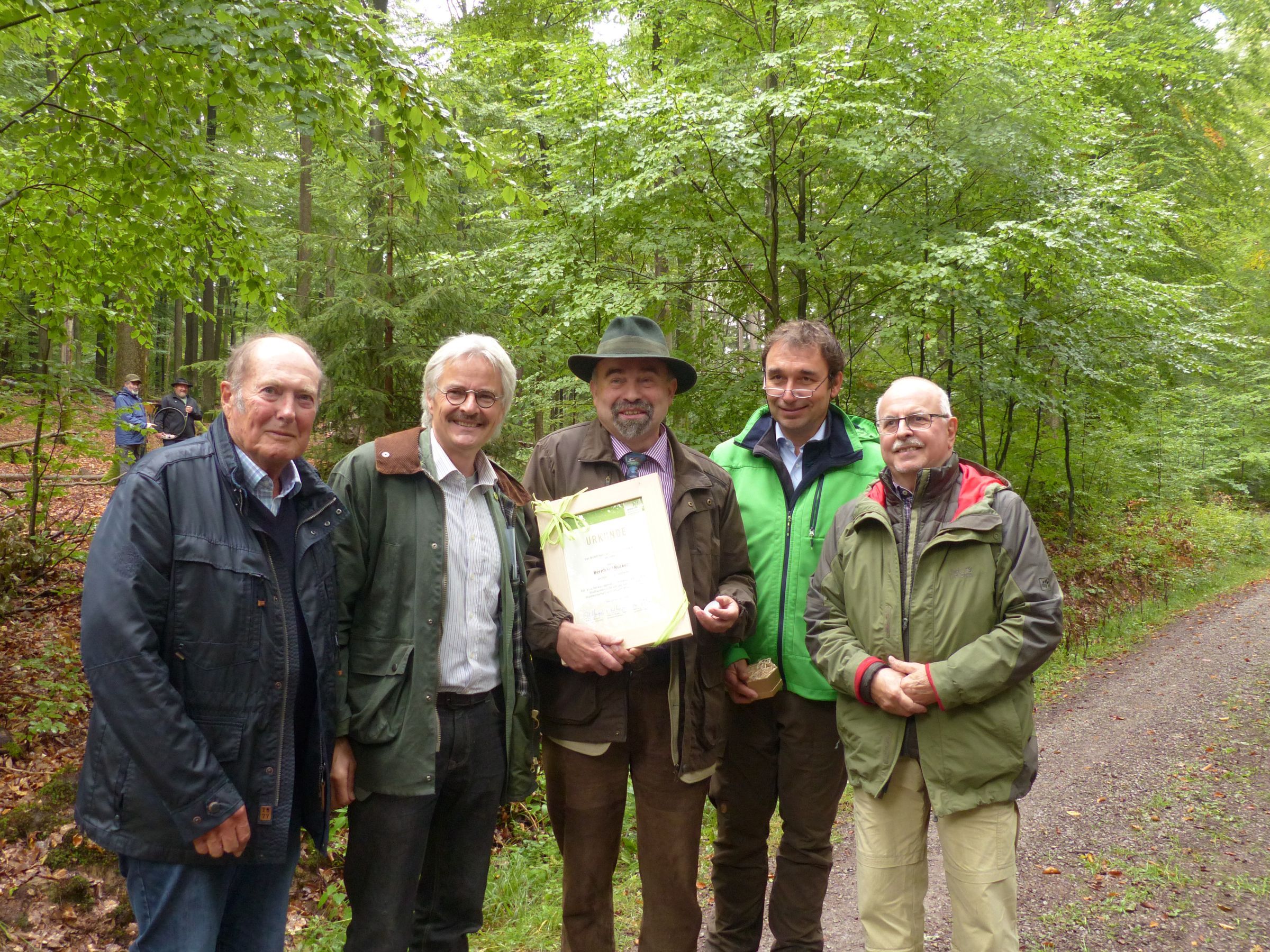 v.l.n.r.: Hans Kornprobst, Sprecher des BN-Arbeitskreises Wald; Richard Mergner, BN-Landesvorsitzender; Preisträger Bernhard Rückert; Ralf Straußberger, BN-Waldreferent; Sebastian Schönauer, stellv. BN-Landesvorsitzender (Foto: BN)