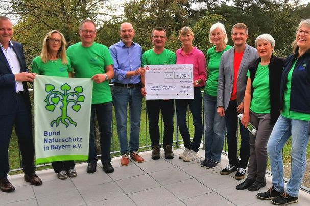 Spendenübergabe von Martina Kugler (Fünfte von rechts) an Joachim Hörnig (Fünfter von links) zwischen dem Ersten Bürgermeister Thomas Stamm und Vertretern beider Vereine, Foto Jochen Strnischa Spendenübergabe von Martina Kugler (Fünfte von rechts) an Joachim Hörnig (Fünfter von links) zwischen dem Ersten Bürgermeister Thomas Stamm und Vertretern beider Vereine, Foto Jochen Strnischa