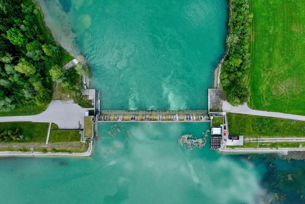 Staustufe im Lech Eine Staustufe im Lech aus der Vogelperspektive. Das Stauen verändert das gesamte Ökosystem Fluss. (Foto: David Klein/stock.adobe.com).