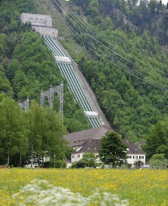 Das Wasserkraftwerk Walchensee nutzt über 200 Meter natürliches Gefälle um Strom zu erzeugen. (Foto: Wolfilser/AdobeStock) Rohrsystem des Wasserkraftwerks Walchensee über 200 Meter lang