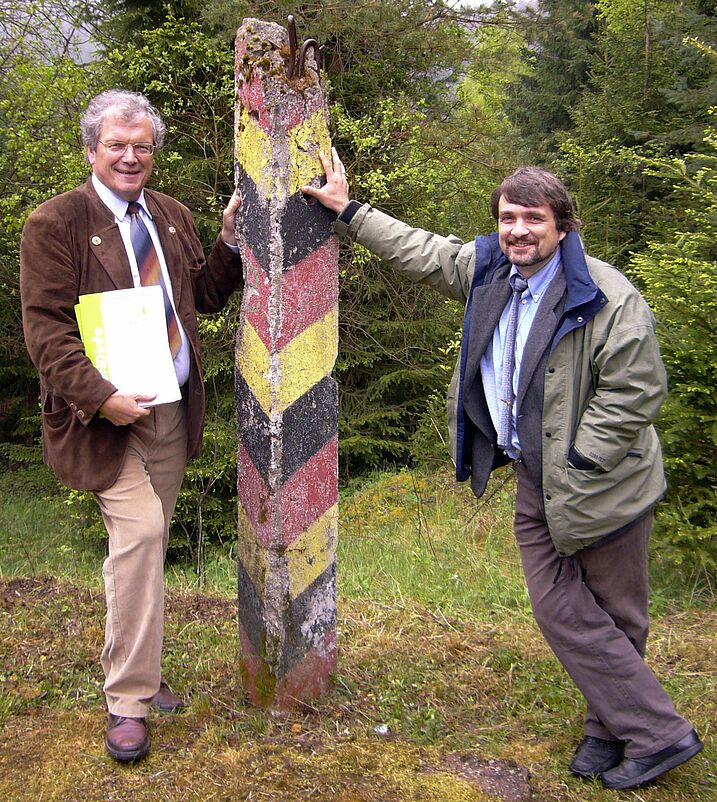 Stolz auf den Umweltpreis: der ehemalige BN-Vorsitzende Hubert Weiger (li.) und BN-Artenschutzreferent Kai Frobel (Foto: BN e.V.) Am Grünen Band: Der ehemalige BN-Vorsitzende Hubert Weiger und BN-Artenschutzreferent Kai Frobel lehnen an einem Grenzpfosten der ehemaligen innerdeutschen Grenze