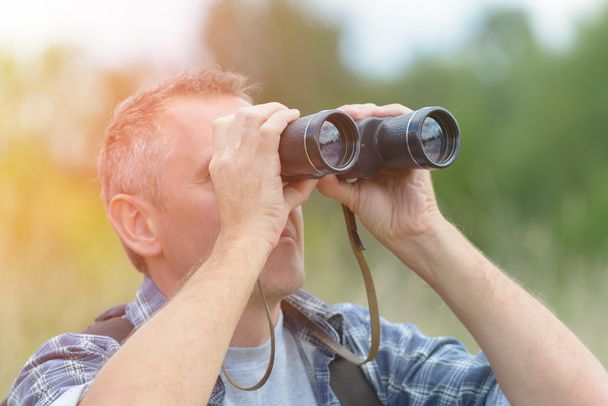 Libellen lassen sich gut mit dem Fernglas beobachten, da sie regelmäßig im Flug verharren. (Foto: Monika Wisniewska - stock.adobe.com) Mann mit Fernglas bei der Beobachtung der Natur (Foto: Monika Wisniewska /stock.adobe.com)