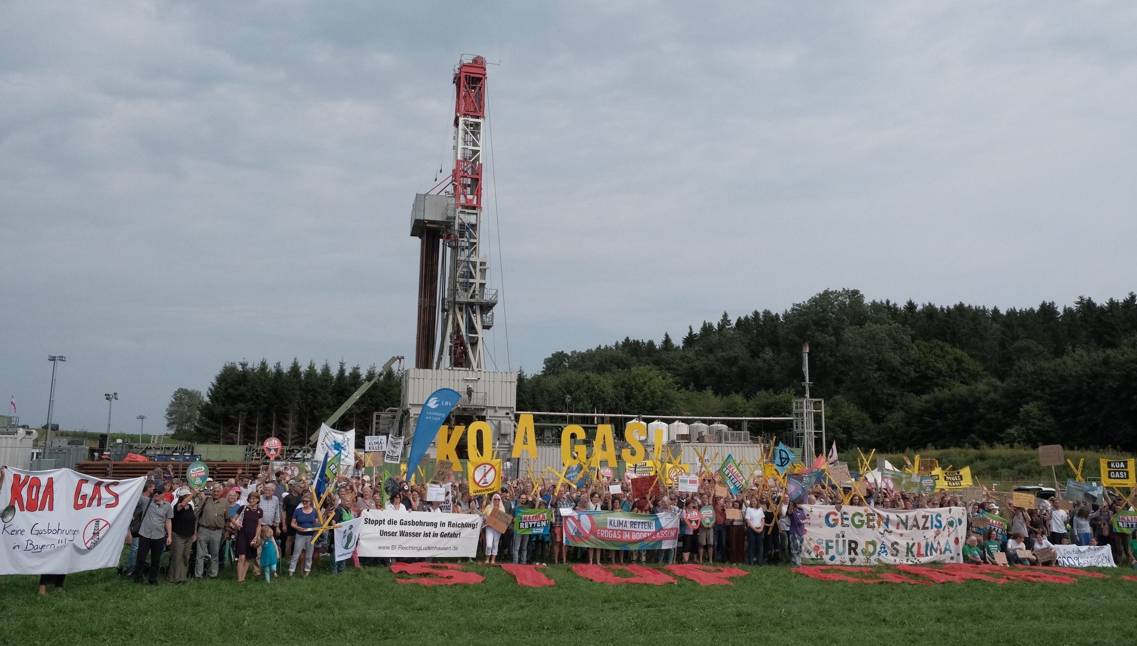Foto: Albert Augustin Eine Koa Gas Demo vor dem Bohrturm
