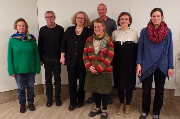 Auf dem Foto der gewählte Vorstand, von links: Irmi Adelmann, Martin Sauer, Almut Churavy, Roland Churavy, Ilse Belzner und Ute Alberter, davor steht Silke Holluba. Es fehlen Anette Schöttler, Ralf Hansen und Nadine Neumann