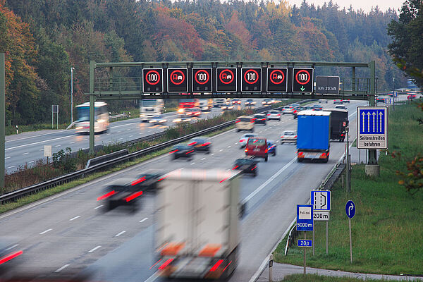 Foto: Manfred Steinbach/stock.adobe.com Blick auf vielbefahrene Autobahn (Foto: Manfred Steinbach/AdobeStock)