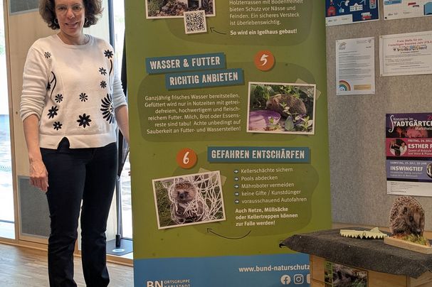 Die Leiterin der Stadtbibliothek Marktheidenfeld, Susanne Wunderlich, beim Eröffnen der Ausstellung, alle Fotos Conni Schlosser