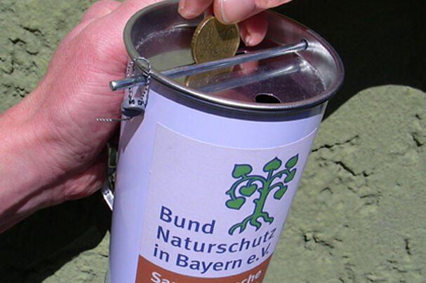 Sammeldose Sammelwoche mit-Haenden-mit-Geld 72dpi Woerner 2012 Bund-Naturschutz-Freising