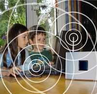 Foto: Helga Krause, Kinder vor WLAN-Router und Laptop