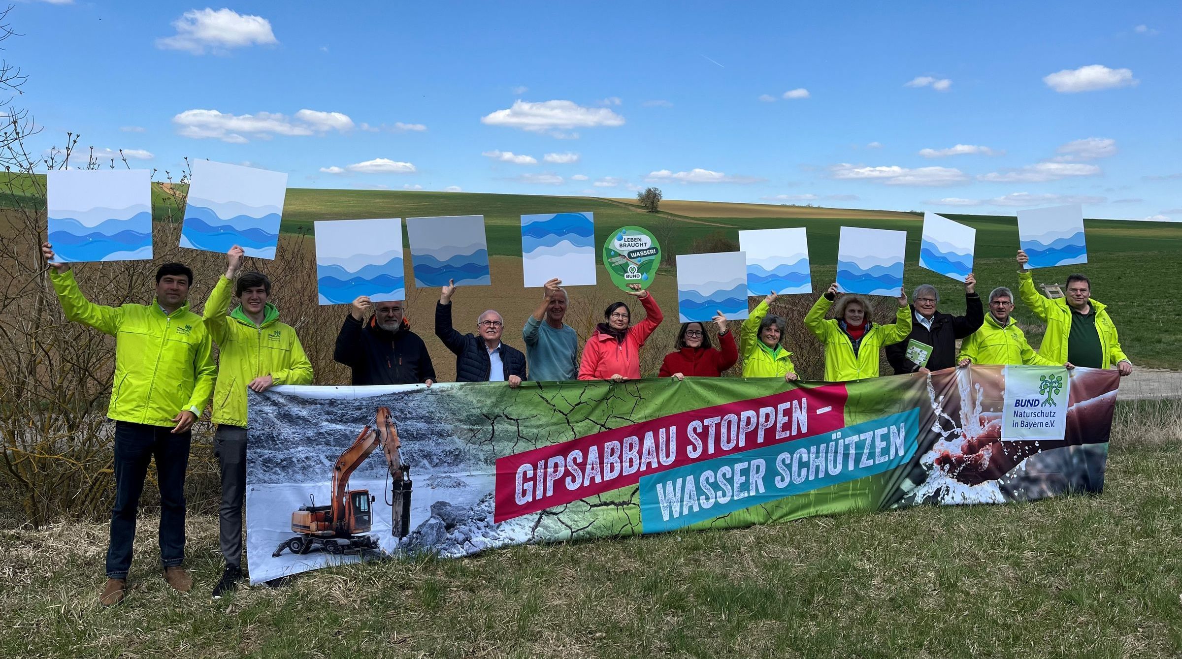 Gipsabbau stoppen - Wasser schützen! (Foto: BN) Der BN Vorstand steht an dem Ort, an dem das Bergwerk geplant ist und Hält ein Banner hoch, auf dem Gipsabbau stoppen - Wasser schützen! steht