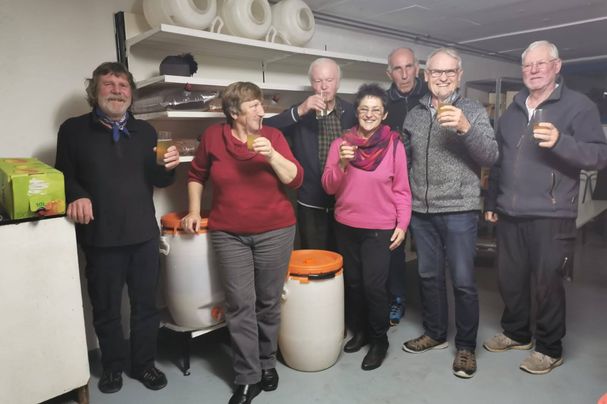 Mitglieder bei der Mostprobe im Keller