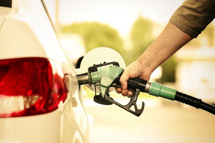 Die Ökosteuer auf Mineralöl wirkt positiv auf Klimaschutz und Arbeitsplätze (Foto: pavelkurbakov/fotolia.com) An der Tankstelle: Ökosteuer auf Mineralöl (Foto: pavelkurbakov/fotolia.com)